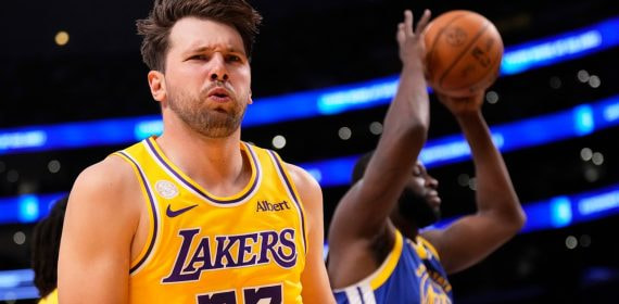 Luka Doncic celebra una canasta en el primer partido de la NBA 2026/27 entre Los Ángeles Lakers y Golden State Warriors.