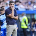 Juan Funes, con cara de preocupación, en la zona técnica del banquilla durante el partido entre el Málaga y la Real Sociedad de LaLiga 2026/27.