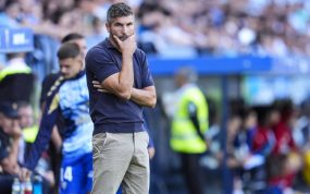 Juan Funes, con cara de preocupación, en la zona técnica del banquilla durante el partido entre el Málaga y la Real Sociedad de LaLiga 2026/27.
