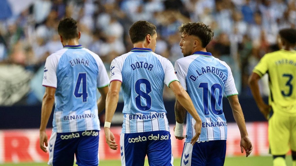 Einar Galilea, David Larrubia y Carlos Dotor celebran el gol de este último en la derrota por 1-3 del Málaga ante el Villarreal en LaLiga 2026/27.