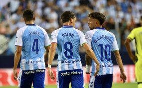 Einar Galilea, David Larrubia y Carlos Dotor celebran el gol de este último en la derrota por 1-3 del Málaga ante el Villarreal en LaLiga 2026/27.