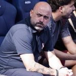 Manolo González, con gesto serio, sentado en el banquillo del RCDE Stadium durante el partido entre el Espanyol y el Athletic Club de LaLiga 2026/27.