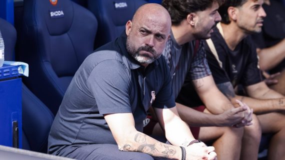Manolo González, con gesto serio, sentado en el banquillo del RCDE Stadium durante el partido entre el Espanyol y el Athletic Club de LaLiga 2026/27.