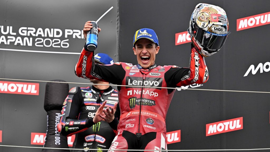 Marc Márquez celebra en lo más alto del podio de Motegi su triunfo en el Gran Premio de Japón de MotoGP 2026.