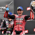 Marc Márquez celebra en lo más alto del podio de Motegi su triunfo en el Gran Premio de Japón de MotoGP 2026.