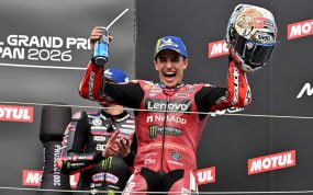 Marc Márquez celebra en lo más alto del podio de Motegi su triunfo en el Gran Premio de Japón de MotoGP 2026.