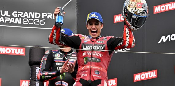 Marc Márquez celebra en lo más alto del podio de Motegi su triunfo en el Gran Premio de Japón de MotoGP 2026.