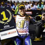 María Herrera celebra su segundo título de campeona del mundo de motociclismo femenino en el circuito de Jerez.