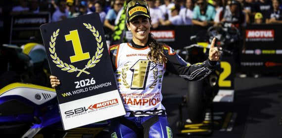 María Herrera celebra su segundo título de campeona del mundo de motociclismo femenino en el circuito de Jerez.