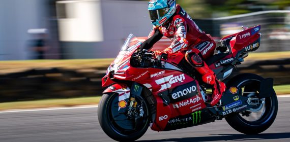 Marc Márquez sobre su Ducati durante los entrenamientos libres del Gran Premio de Australia 2026.