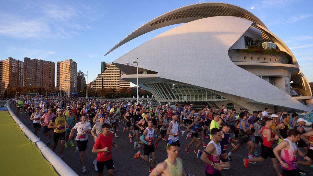 Imagen del Palacio de Las Artes Reina Sofía con los corredores pasando a su lado durante la maratón de Valencia de 2025.