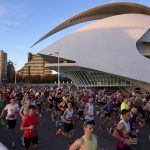 Imagen del Palacio de Las Artes Reina Sofía con los corredores pasando a su lado durante la maratón de Valencia de 2025.