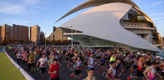 Imagen del Palacio de Las Artes Reina Sofía con los corredores pasando a su lado durante la maratón de Valencia de 2025.