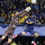 Miguel Merentiel, de azul y oro, salta a cabecear ante la salida de puños del portero rival