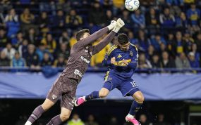 Miguel Merentiel, de azul y oro, salta a cabecear ante la salida de puños del portero rival