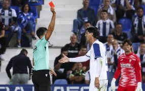 Álvaro Morata recibe una tarjeta roja durante el partido entre el Leganés y el Córdoba de LaLiga HyperMotion 2026/27.