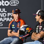 Pedro Acosta charla con Jorge Martín durante la conferencia de prensa previa al inicio del fin de semana en el GP de Japón 2026.