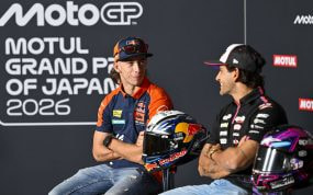 Pedro Acosta charla con Jorge Martín durante la conferencia de prensa previa al inicio del fin de semana en el GP de Japón 2026.