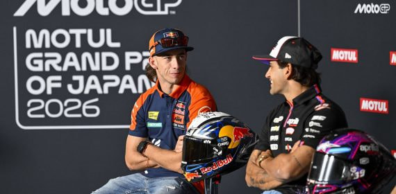 Pedro Acosta charla con Jorge Martín durante la conferencia de prensa previa al inicio del fin de semana en el GP de Japón 2026.