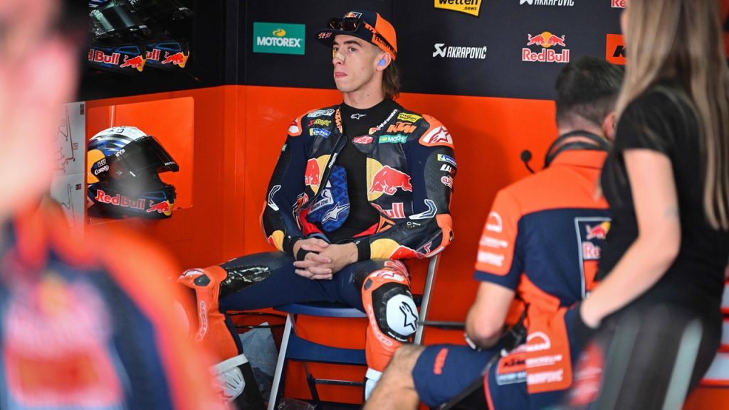 Pedro Acosta, sentado en su box, durante el Gran Premio de MotoGP de Japón 2026.