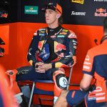 Pedro Acosta, sentado en su box, durante el Gran Premio de MotoGP de Japón 2026.