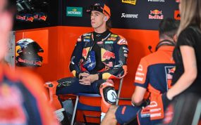 Pedro Acosta, sentado en su box, durante el Gran Premio de MotoGP de Japón 2026.