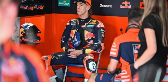 Pedro Acosta, sentado en su box, durante el Gran Premio de MotoGP de Japón 2026.