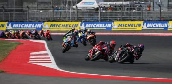 Jorge Martín y Marc Márquez lideran la carrera de MotoGP durante las primeras curvas del Gran Premio de Indonesia 2026.