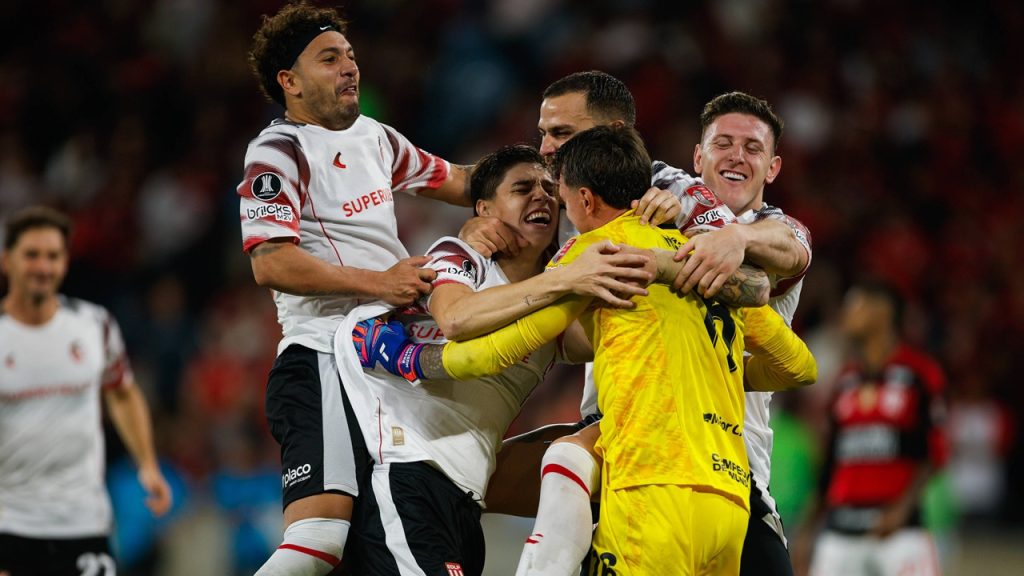 El portero Fernando Muslera es abrazado por sus compañeros de Estudiantes de La Plata después de ser decisivo ante Flamengo en la tanda de penaltis de las semifinales de la Copa Libertadores 2026.