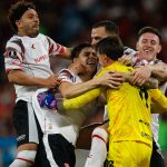 El portero Fernando Muslera es abrazado por sus compañeros de Estudiantes de La Plata después de ser decisivo ante Flamengo en la tanda de penaltis de las semifinales de la Copa Libertadores 2026.
