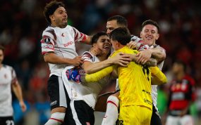 El portero Fernando Muslera es abrazado por sus compañeros de Estudiantes de La Plata después de ser decisivo ante Flamengo en la tanda de penaltis de las semifinales de la Copa Libertadores 2026.