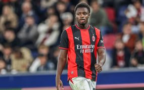 Alphadjo Cisse durante el partido de Europa League 2026/27 entre el RB Salzburg y el Milan, su equipo.