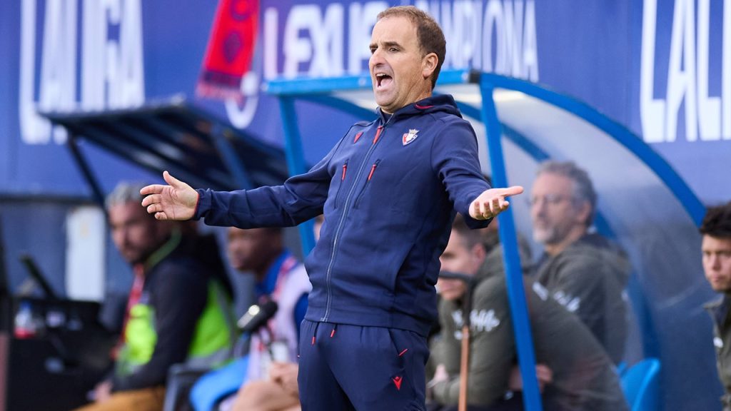 Jagoba Arrasate hace aspavientes en su área técnica durante el partido entre Osasuna y el Racing de Santander correspondiente a LaLiga 2026/27.