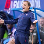 Jagoba Arrasate hace aspavientes en su área técnica durante el partido entre Osasuna y el Racing de Santander correspondiente a LaLiga 2026/27.
