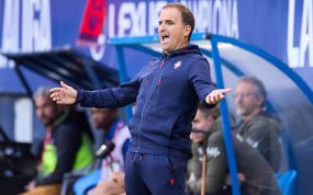 Jagoba Arrasate hace aspavientes en su área técnica durante el partido entre Osasuna y el Racing de Santander correspondiente a LaLiga 2026/27.