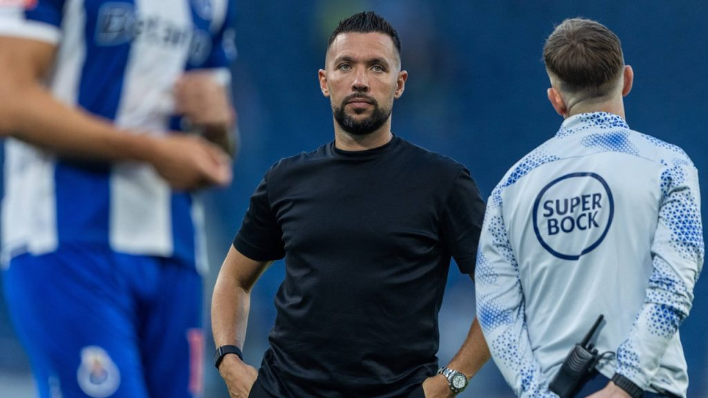 Francesco Farioli durante el partido entre el Porto, equipo al que dirige, y el Alverca, correspondiente a la liga portuguesa 2026/27.