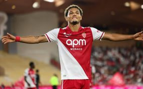 Paris Brunner celebra el primer tanto conseguido en la victoria por 2-1 del Mónaco sobre el Lens en la Ligue 1 2026/27.