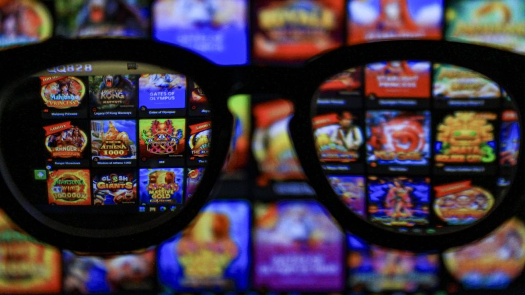 Unas gafas de vista sobre una pantalla con múltiples títulos de casino online y casino en vivo online.