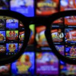 Unas gafas de vista sobre una pantalla con múltiples títulos de casino online y casino en vivo online.