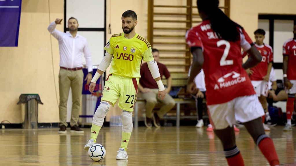 portero-jugador, fútbol sala, equipo ataca con cinco jugadores, deja la portería vacía.