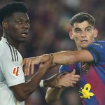 Aurélien Tchouaméni y Gerard Martín se agarran en una acción previa a un saque de esquina durante el Clásico entre el FC Barcelona y Real Madrid disputado en el Camp Nou y correspondiente a LaLiga 2026/27.