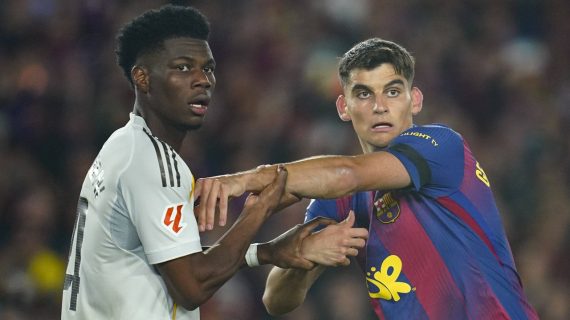 Aurélien Tchouaméni y Gerard Martín se agarran en una acción previa a un saque de esquina durante el Clásico entre el FC Barcelona y Real Madrid disputado en el Camp Nou y correspondiente a LaLiga 2026/27.