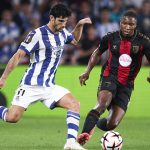 Gonçalo Guedes ejecuta un pase ante la presencia de Bafode Diakite en el partido entre la Real Sociedad y el Bournemouth de la primera jornada de la fase liga de la Europa League 2026/27.