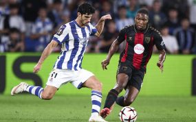 Gonçalo Guedes ejecuta un pase ante la presencia de Bafode Diakite en el partido entre la Real Sociedad y el Bournemouth de la primera jornada de la fase liga de la Europa League 2026/27.