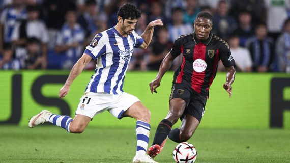 Gonçalo Guedes ejecuta un pase ante la presencia de Bafode Diakite en el partido entre la Real Sociedad y el Bournemouth de la primera jornada de la fase liga de la Europa League 2026/27.