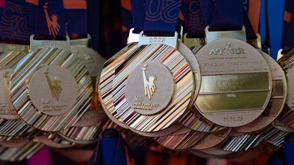 Varias medallas juntas correspondientes a la Maratón de Nueva York 2025.