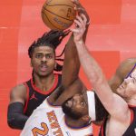Jugadores de New York Knicks y Toronto Raptors luchan por un rebota durante el partido de cuartos de final de la NBA Cup 2025/26.