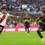 Marcos Acuña y Adam Bareiro disputan un balón durante el River Plate - Boca Juniors disputado el 19 de abril de 2025.