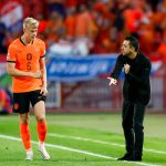Xavi Hernández le da instrucciones a Jan Paul van Hecke durante el partido entre Serbia y Países Bajos de la Nations League 2026/27, disputado en Belgrado.