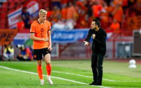 Xavi Hernández le da instrucciones a Jan Paul van Hecke durante el partido entre Serbia y Países Bajos de la Nations League 2026/27, disputado en Belgrado.